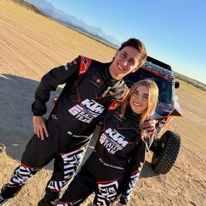 Es bombero voluntario y ganó una etapa del Dakar junto a su compañera neerlandesa
