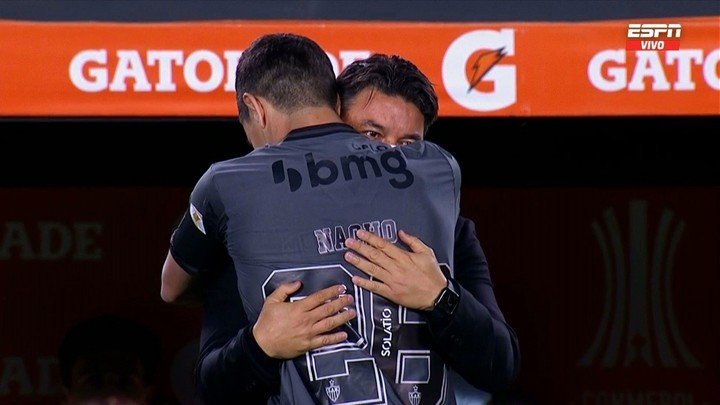 El sentido abrazo de Nacho con Gallardo en la Libertadores 2021 en el Monumental.