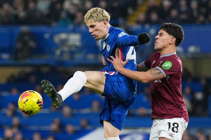 A Garnacho le costó por la banda izquierda (AP Photo).