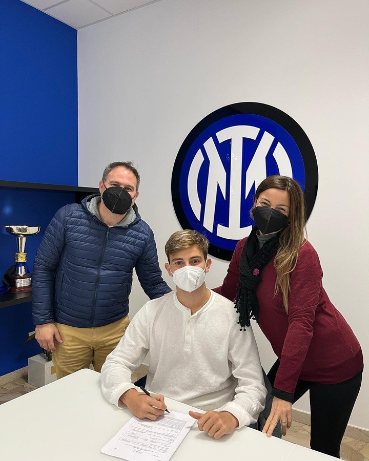 Tomás Valdecantos firmando contrato en el Inter 2