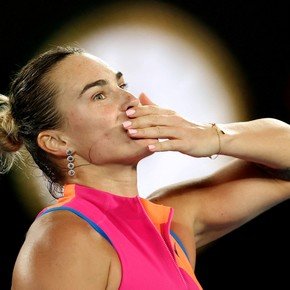 En medio de la tensión, Sabalenka arrolló a Svitolina y es finalista del Abierto de Australia