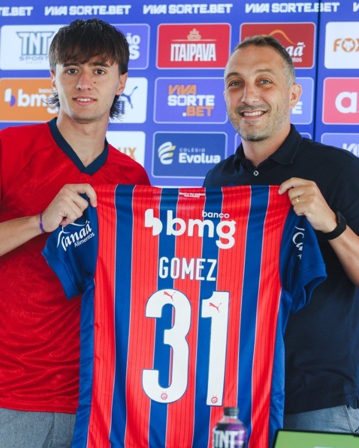 Román Gómez con la camiseta de Bahia. (@ecbahia)