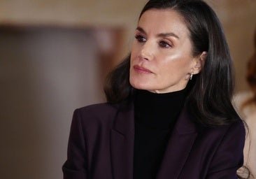 La reina Letizia vuelve a Valencia y se viste de luto con un traje morado y bolso de Carolina Herrera