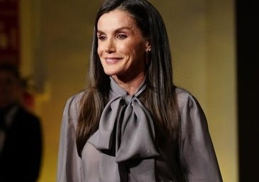 La reina Letizia sorprende en los Premios Zenda: repite blusa de Hugo Boss y pantalones de Sybilla