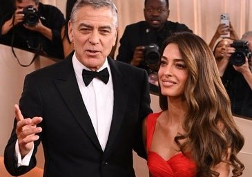 Amal Clooney nunca falla: cómo ser la invitada perfecta en los Globos de Oro 2026 con un vestido rojo espectacular