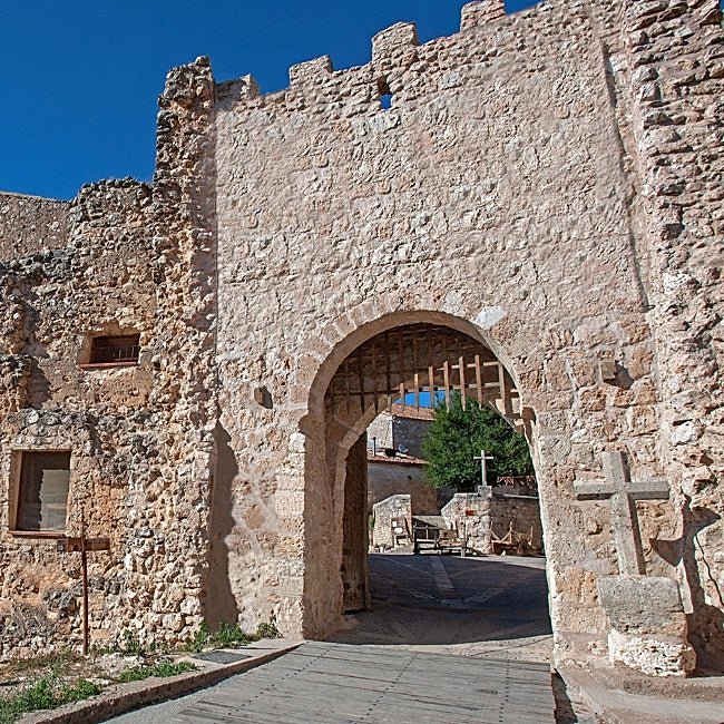 Maderuelo aún luce algunas de las puertas de su muralla, como el Arco de la Villa.