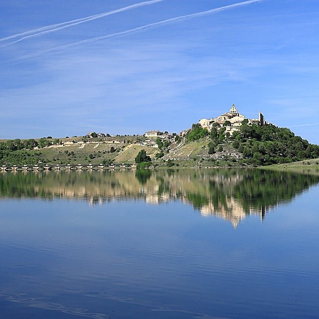 Maderuelo tiene a sus pies el río Riaza en una estampa única.