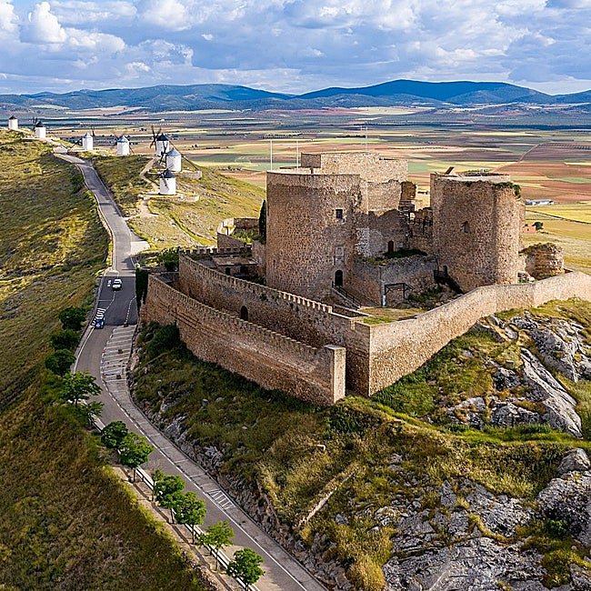 El castillo de la Muela con los molinos de viento al fondo.