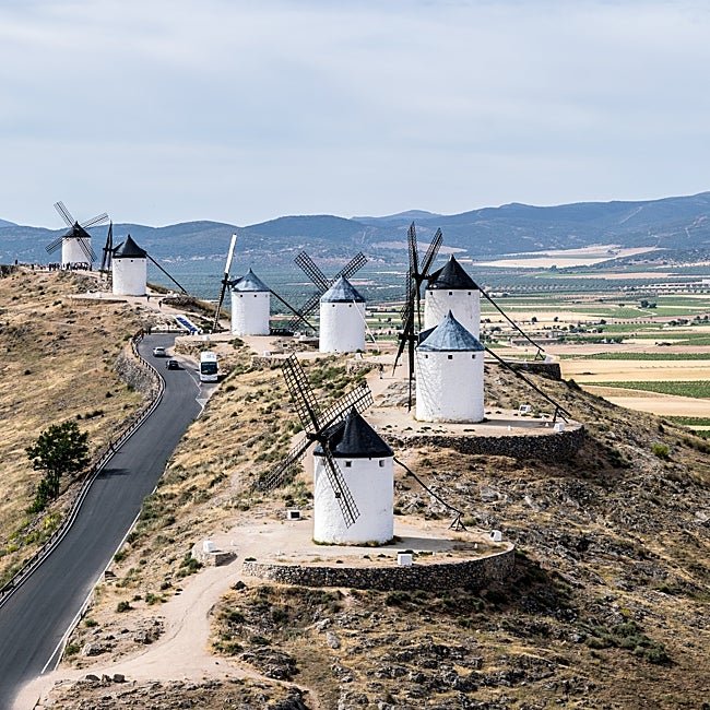 Los molinos de viento de Consuegra en plena llanura manchega.