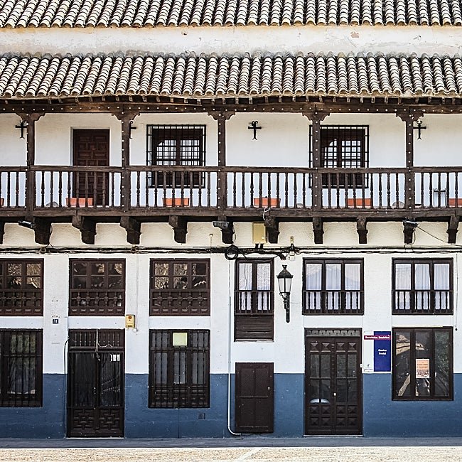 El edificio de los Corredores con la típica balconada manchega en la plaza Mayor.