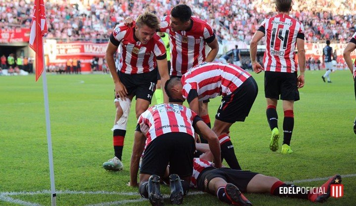 Angel González en el piso, tras convertir el primer gol en el remodelado estadio de Estudiantes (PRENSA ESTUDIANTES).