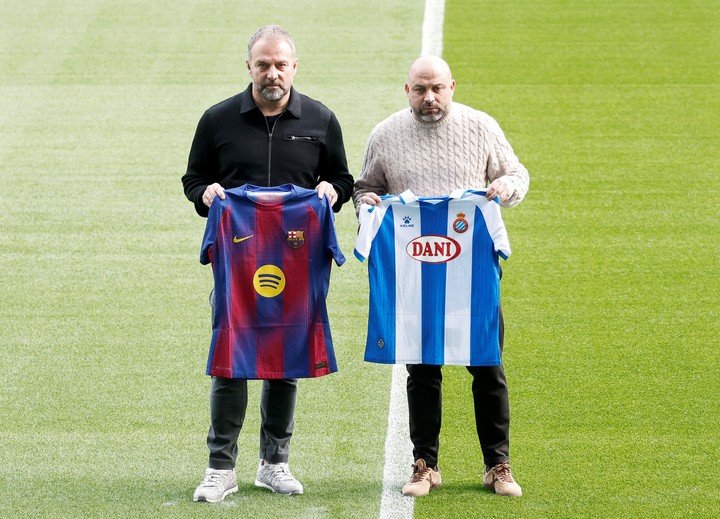 Manolo González y Hansi Flick previo al derbi de la Liga. (EFE)