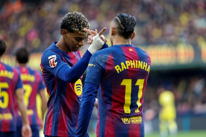 Raphinha con Lamine Yamal. (EFE)
