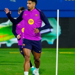Ronald Araújo volvió a entrenarse con el Barcelona tras un mes afuera 