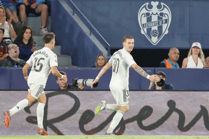 El festejo de gol de Mastantuono vs. Levante. (EFE/Ana Escobar)