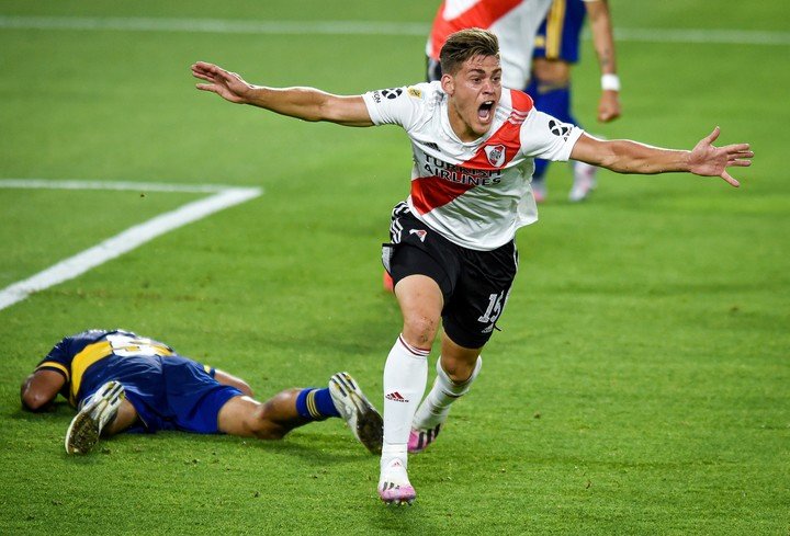 Con 21 años y en su segundo superclásico, Girotti le convirtió a Boca en la Bombonera (EFE).