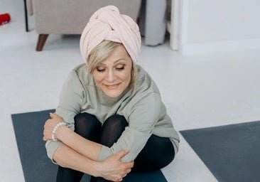 Marcha sobre pelota de Pilates, el ejercicio más fácil para mejorar equilibrio, coordinación y estabilidad a los 50