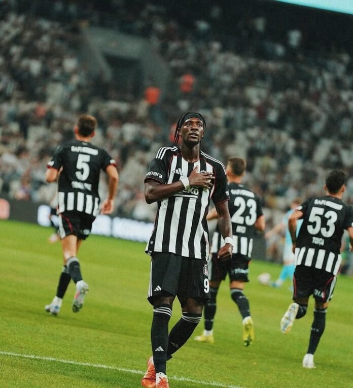 El goleador que fue compañero de Dybala y Paredes y llegará al Aston Villa del Dibu Martínez a cambio de una importante cifra