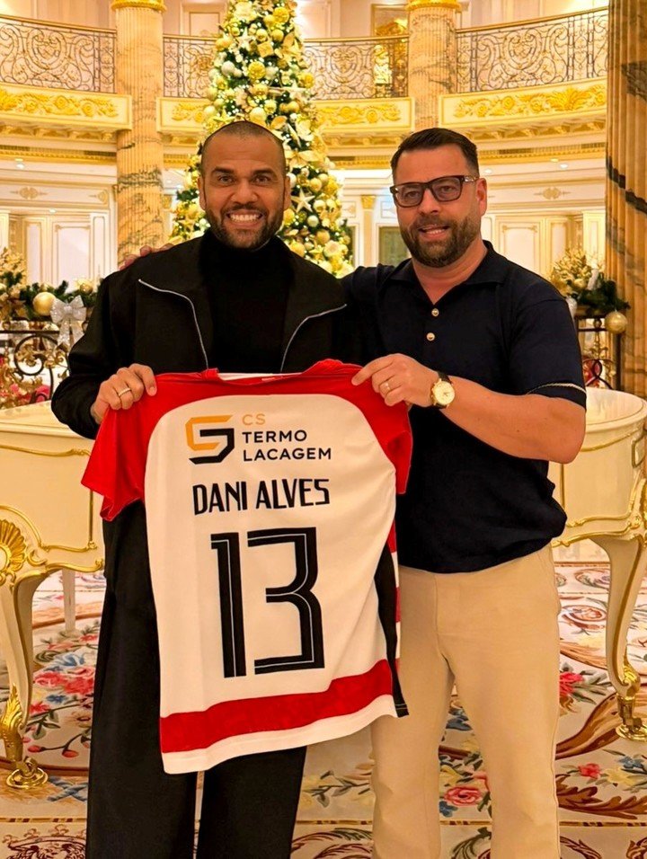 Las fotos de Dani Alves con la camiseta del club que adquirió. Fotos: Sporting Clube São João de Ver