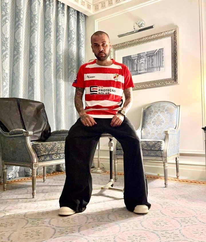 Las fotos de Dani Alves con la camiseta del club que adquirió. Fotos: Sporting Clube São João de Ver