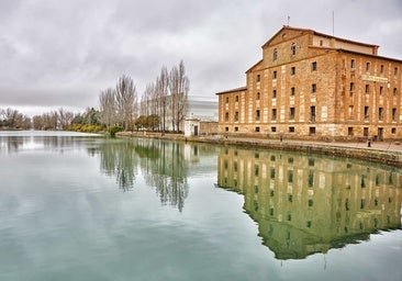 Por qué tienes que ir a este precioso pueblo de Valladolid: un monumental conjunto histórico y el encanto del Canal de Castilla