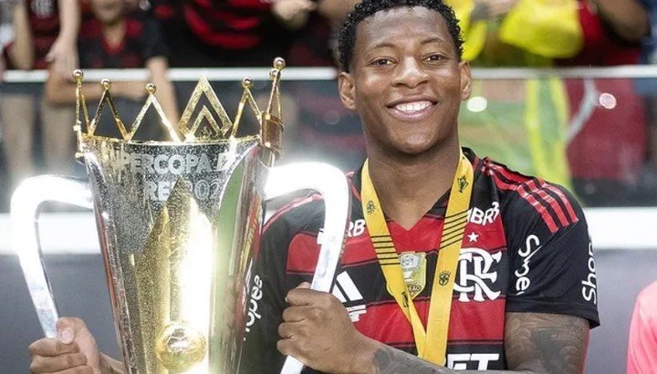 Gonzalo Plata con la Supercopa de Brasil.