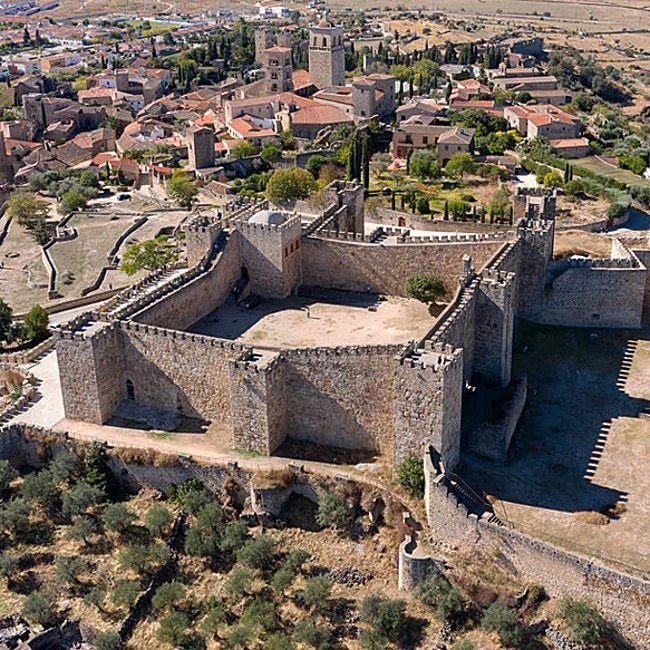 Trujillo está presidido por el castillo, además de por la estatua ecuestre de Pizarro.