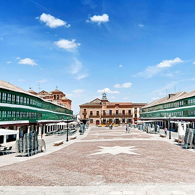 La plaza Mayor de Almagro es el corazón de la villa y todo un escenario teatral.