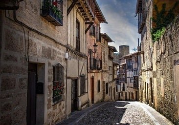 El pueblo de Burgos ideal para una escapada: casas colgadas, un puente fortificado y un castillo precioso