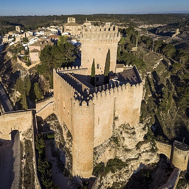 El castillo de Alarcón se alza sobre una peña triplemente amurallada.