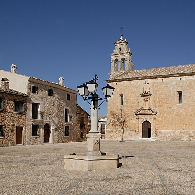 La iglesia de San Juan Bautista alberga la obra del artista contemporáneo Jesús Mateo.