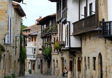 El bonito pueblo cántabro conocido como la villa de las tres mentiras: colegiata románica, palacios y la joya del arte rupestre
