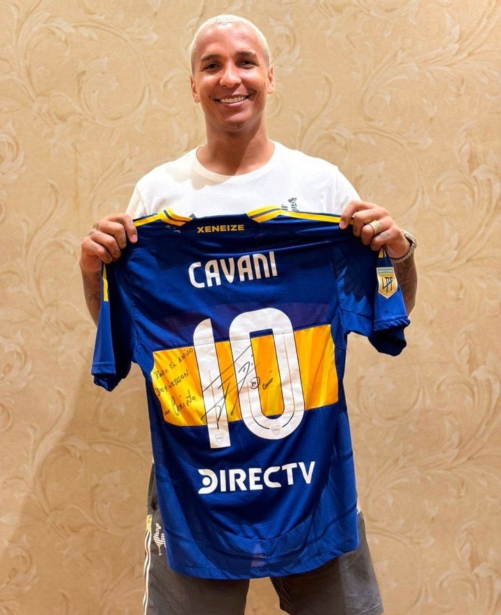 Deyverson y la camiseta de Boca. Regalo de Cavani.