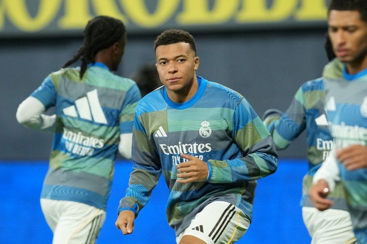 Kylian Mbappé y compañía, en el calentamiento previo. (AP Photo/Alberto Saiz).