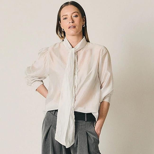 Blusa fina con lazo blanca (29,99€)