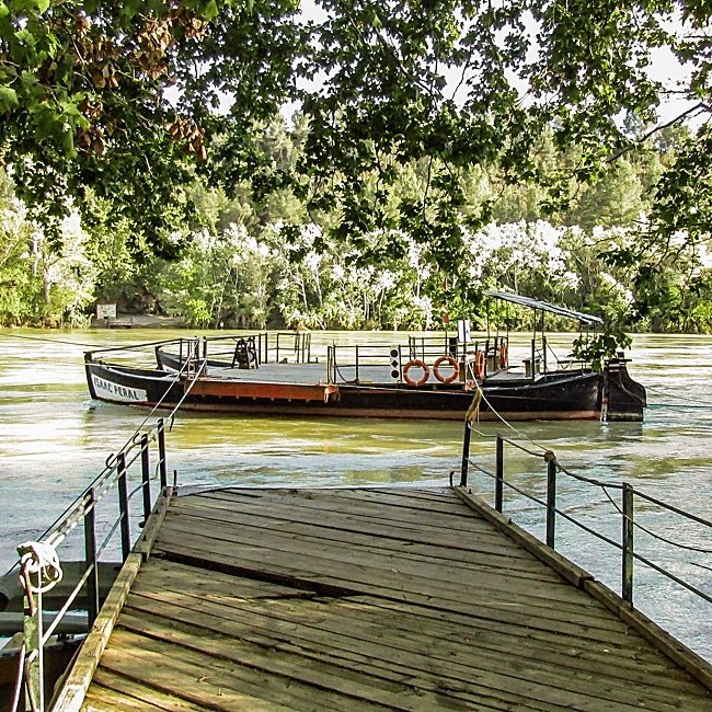Los tradicionales llaguts que cruzan el Ebro en Miravet.
