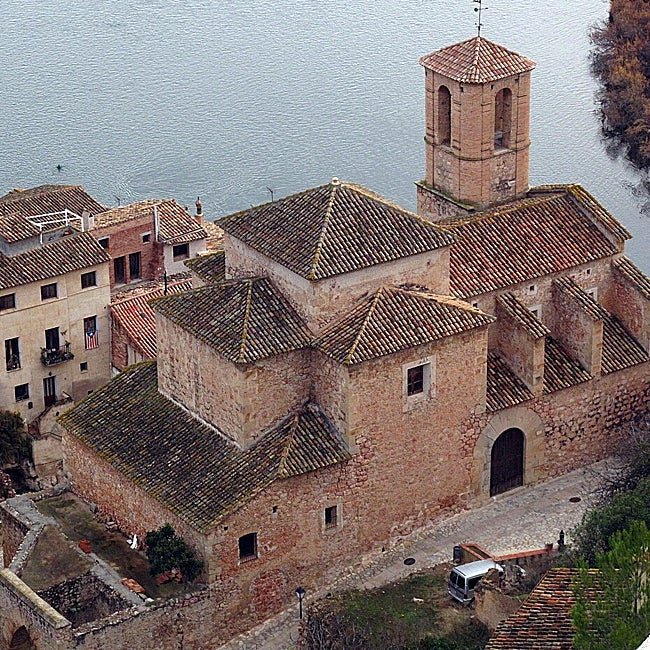 La Iglesia Vieja de Miravet vista desde el castillo.