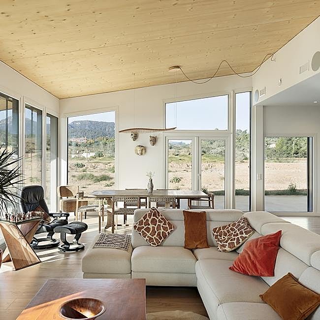 n madera maciza, esta casa pasiva certificada PLUS de ERA Architects es casi autosuficiente en electricidad y cuenta con un sistema de reciclaje de aguas grises.