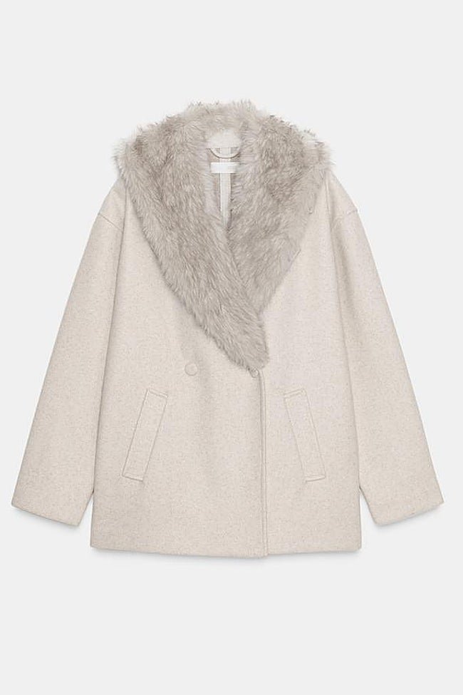 Abrigo con cuello de pelo de Zara (39,99 euros)