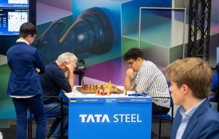 Faustino Oro se tomó un momento para analizar la partida de Ivanchuk, su siguiente rival. (Prensa Tata Steel/Lennart Ootes)