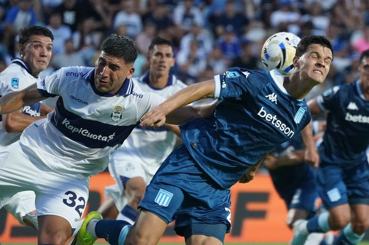 Valentín Carboni en el partido contra Gimnasia. (Juano Tesone)