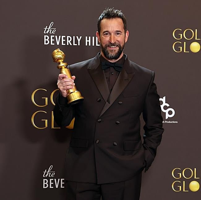 Noah Wyle, protagonista, guionista y productor de The Pitt, posa con su Globo de Oro al Mejor Actor en una serie dramática.