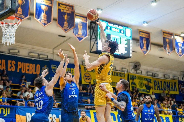 Francisco Cáffaro ensaya el doble en el triunfo de Boca ante Minas.
(@BasquetBocaJrs en X).