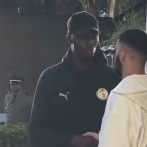 El jugador marroquí del papelón con la toalla en la final de la Copa Africana fue disculparse al hotel de Senegal