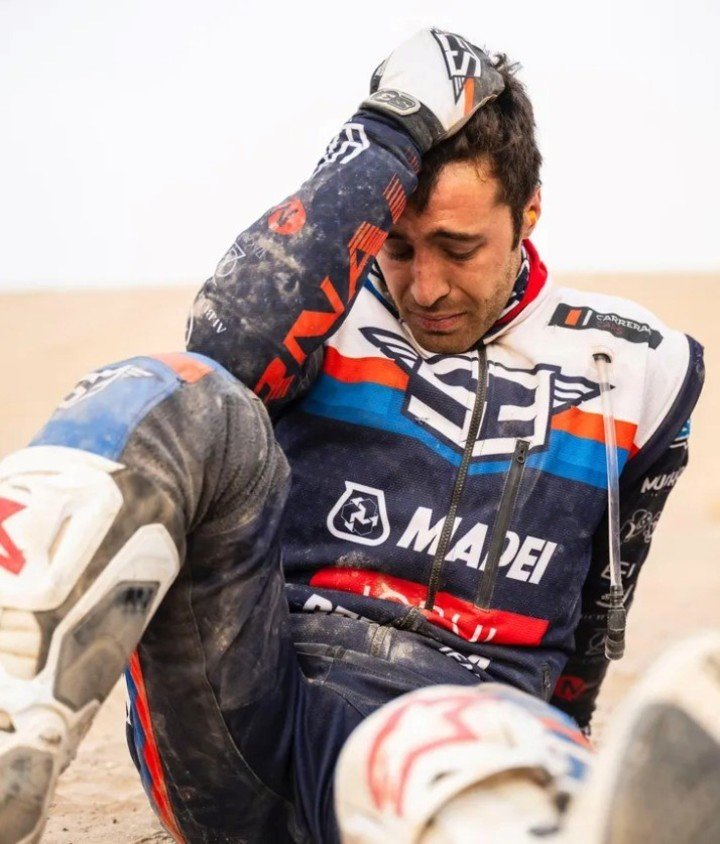 Arnau Lledó tras la caída. (@Dakar)