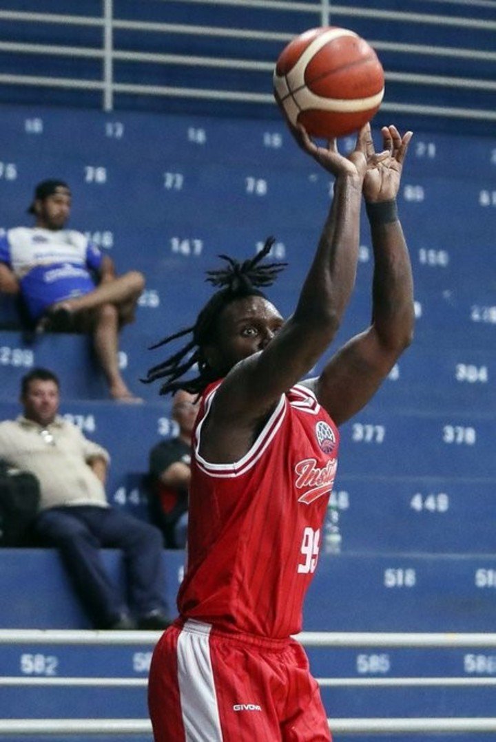 Anton Cook, la figura del partido ante U. de Concepción tras anotar 22 puntos. (@InstitutoACC)