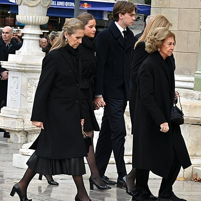 Irene Urdangarin junto con tu madre, su tía y su abuela la reina Sofía llegando al funeral de Irene de Grecia.
