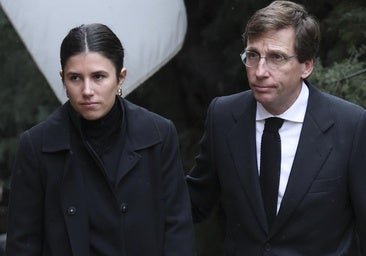 Teresa Urquijo, fiel al protocolo, en la capilla ardiente de Irene de Grecia en la Catedral Ortodoxa de Madrid
