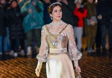 Mary de Dinamarca deslumbra en Año Nuevo con el truco de estilo perfecto para repetir prendas sin que se note