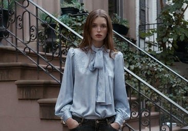 Las blusas con lazada más fáciles de llevar para lucir la tendencia estrella de la temporada